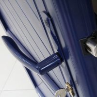 Porte d'entrée bleu en PVC