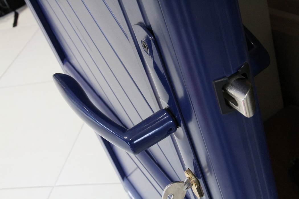 Porte d'entrée bleu en PVC