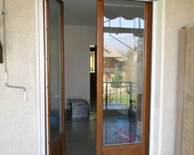 Porte Fenêtre PVC chêne extérieur et blanc intérieur