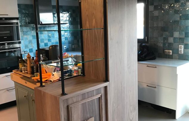 Meuble plaqué noyer avec étagères en verre trempé Meuble plaqué noyer avec étagères en verre trempé