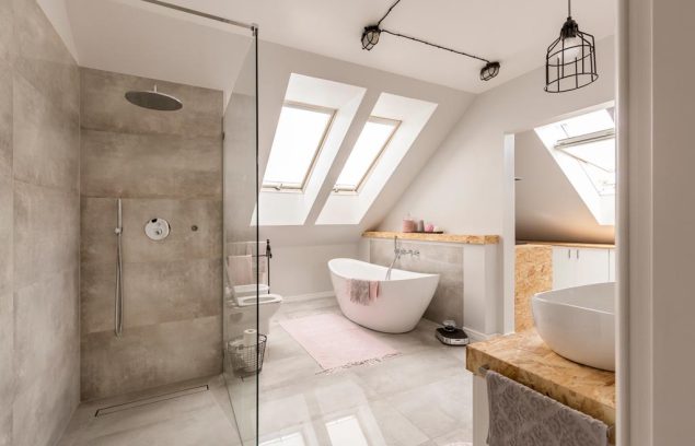 Intérieur de salle de bain moderne avec douche minimaliste