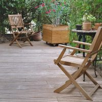 Terrasse en bois exotique dans jardin