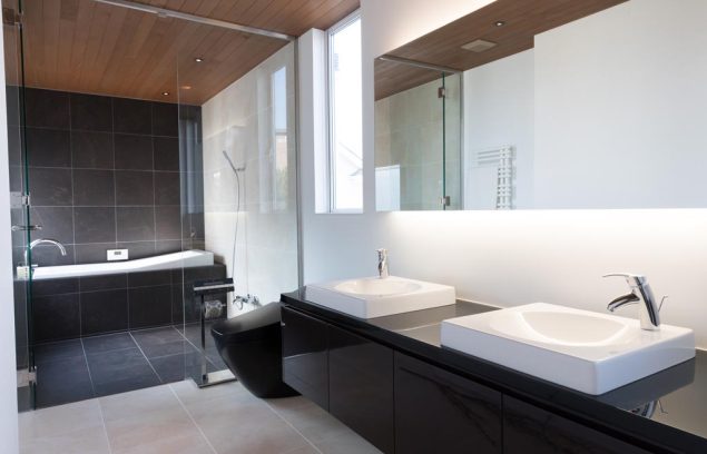 Intérieur d'une salle de bain moderne