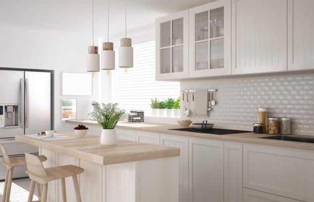 Cuisine scandinave classique avec détails en bois et blancs