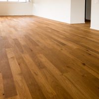 Parquet en bois d'un appartement vide prêt à être habité