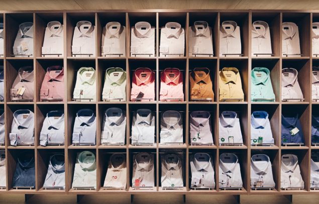 Étagères avec des chemises