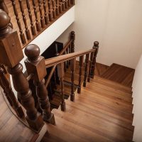 Escalier en bois foncé
