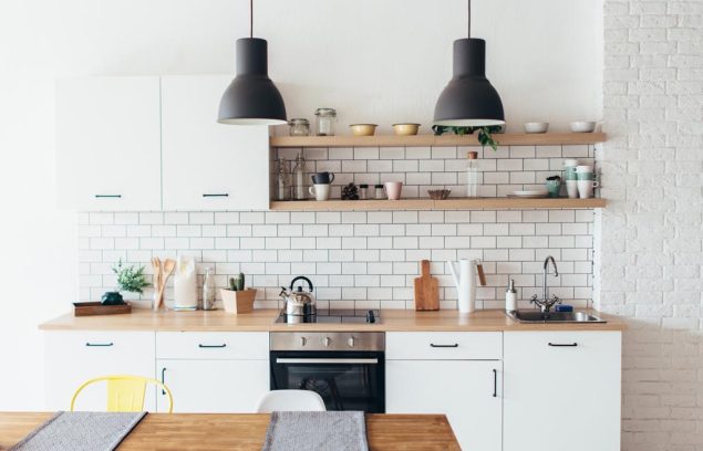 Intérieur de cuisine moderne et lumineux avec meubles blancs et table à manger