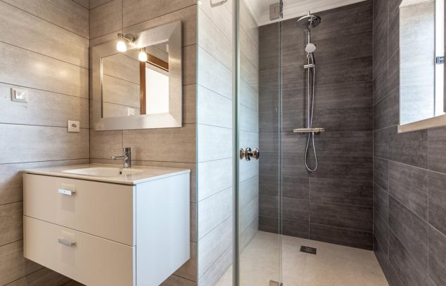 Salle de bains moderne avec douche et lavabo pour une hygiène optimale.