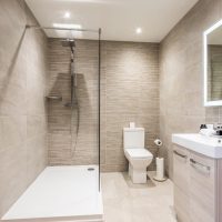 Intérieur d'une salle de bain moderne