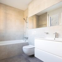 Salle de bain moderne et minimaliste avec grande baignoire carrelée