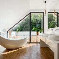 Élégante salle de bains mansardée avec baignoire