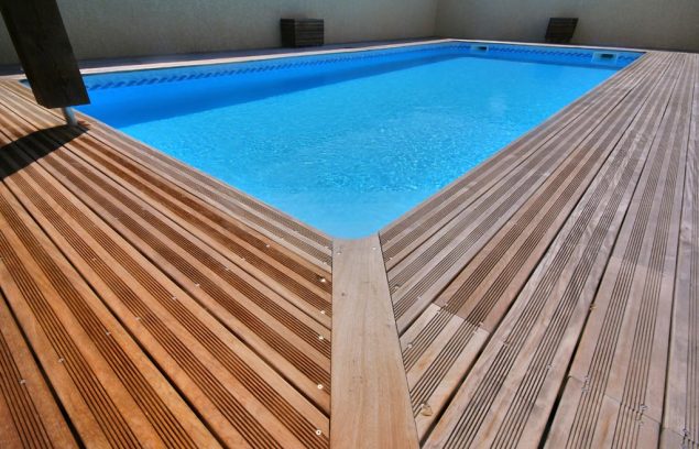 Piscine et terrasse bois exotique