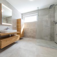 Salle de bains moderne dans une maison neuve