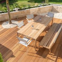 Mobilier en teck sur une terrasse en bois moderne en été