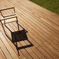 Chaise en inox et bois sur terrasse ipé