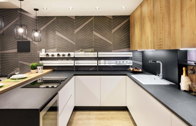 intérieur de cuisine long et étroit