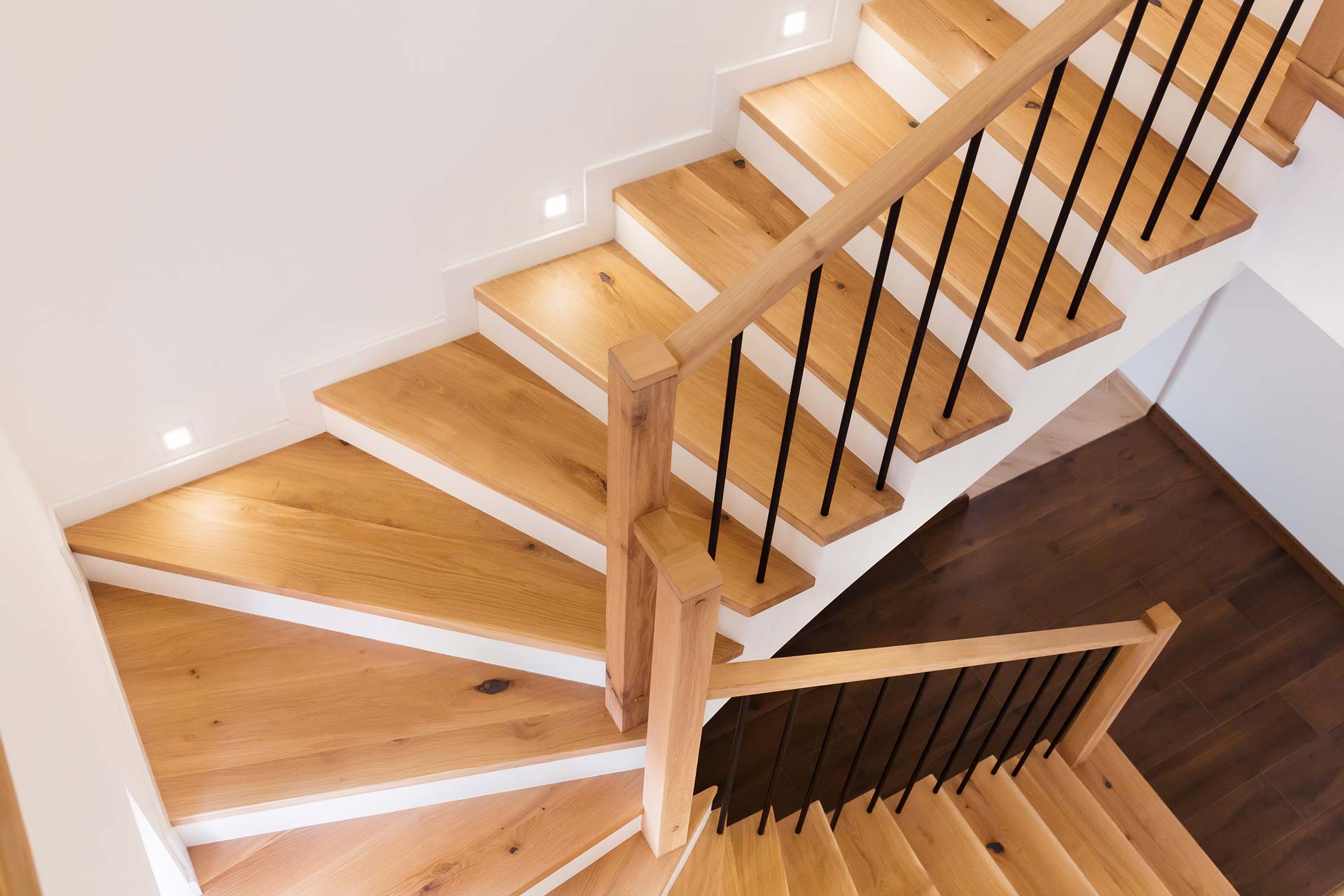 Escalier en bois à l'intérieur d'une maison moderne blanche contemporaine