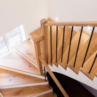 Escalier en bois à l'intérieur d'une maison moderne blanche contemporaine, vue d'en haut