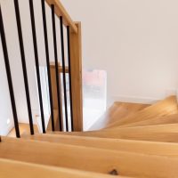 Escalier en bois à l'intérieur d'une maison moderne blanche contemporaine.