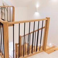 Garde-corps, escalier en bois à l'intérieur d'une maison moderne blanche contemporaine.