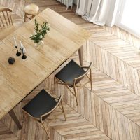 Table à manger dans la salle à manger avec parquet à chevrons
