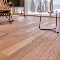 Gros plan sur un parquet en bois naturel dans un salon à la campagne