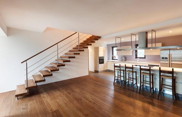 interior, modern loft, view of the kitchen Intérieur, loft moderne avec parquet, vue sur la cuisine