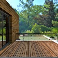 Conception d'un balcon moderne donnant sur un magnifique jardin tropical