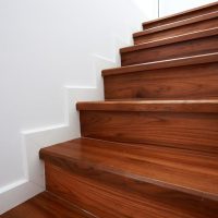Escalier en bois dans une maison moderne blanche